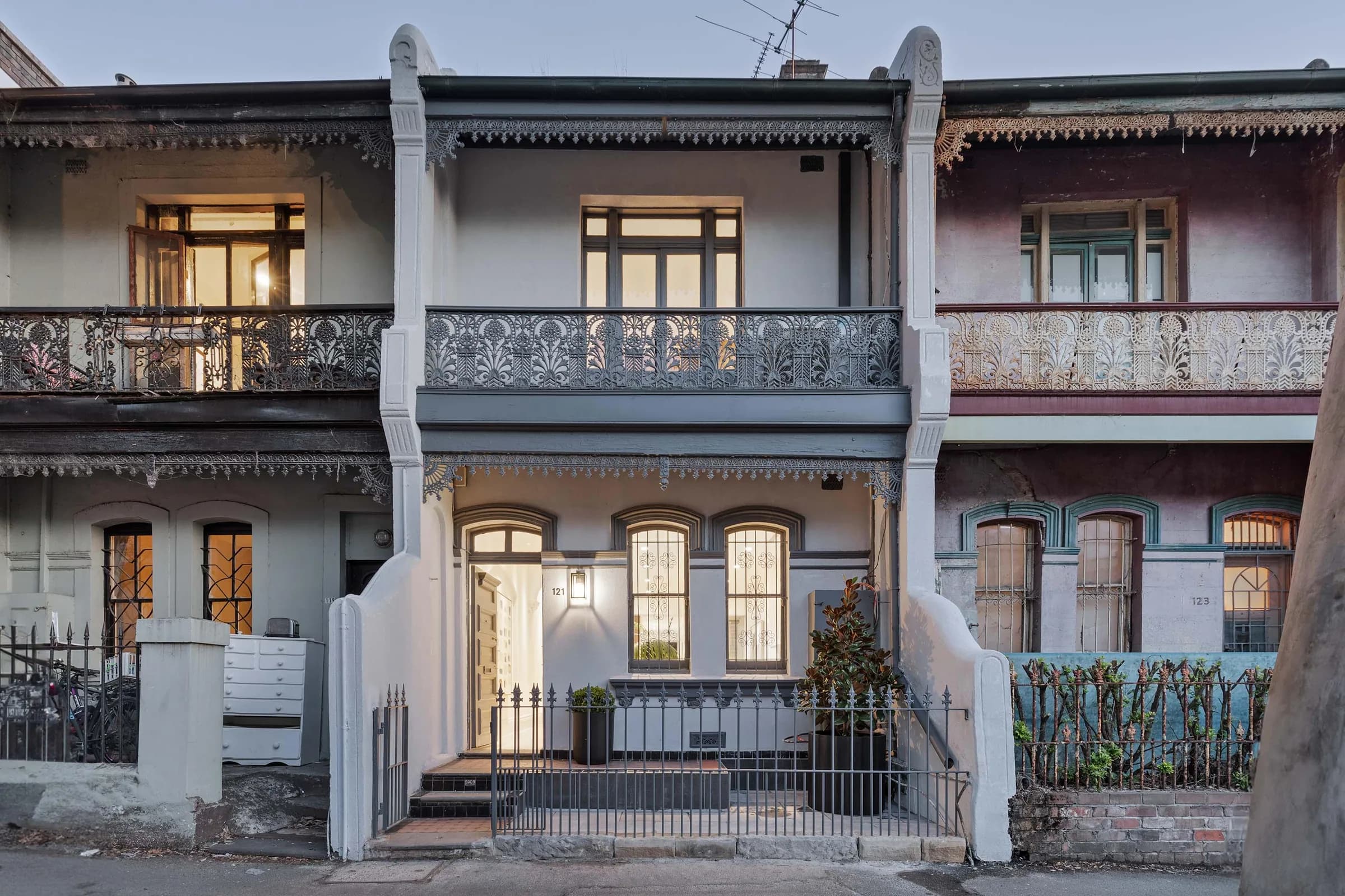 L121R HOUSE